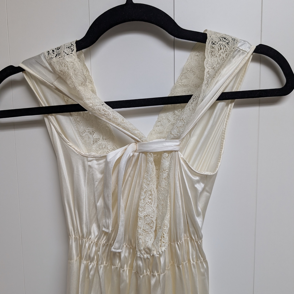 Miss Elaine Vintage Cream Lace Gown - Picture 3 of 8